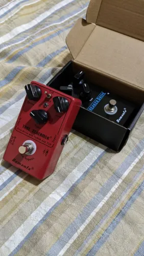 Dois pedais de guitarra DemonFX