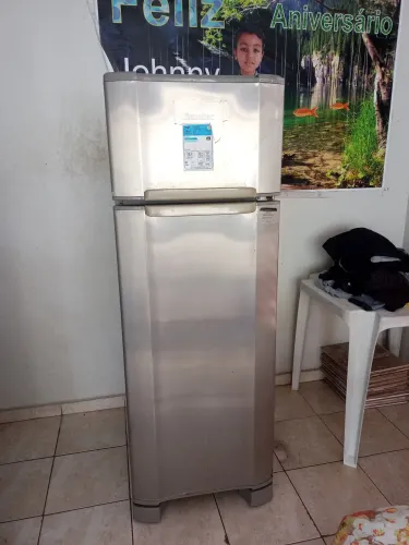 Geladeira Esmaltec 220v - Modelo RCD 34 aço inox