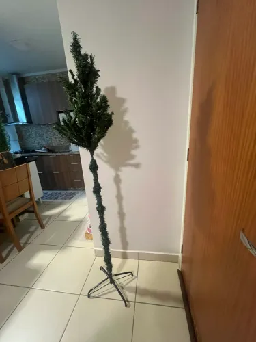 Árvore de Natal, altura de 1.55. Acompanha 50 bolas vermelhas