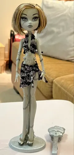 Boneca Monster High FRANKIE STEIN Skull Shores (Ilha do Terror) G1