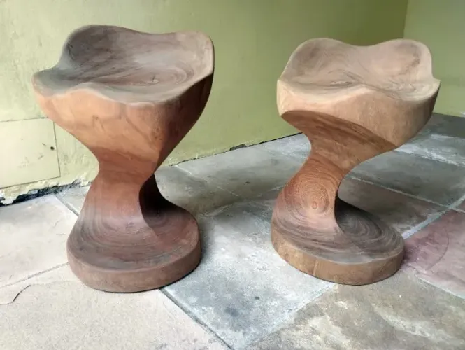 Par de banquetas escultóricas em madeira maciça de jaqueira