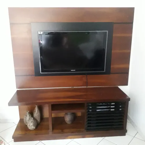 Vende-se painel( 1,80 L, 1,20 A)com rack ( 1,60 L, 60 A)de madeira