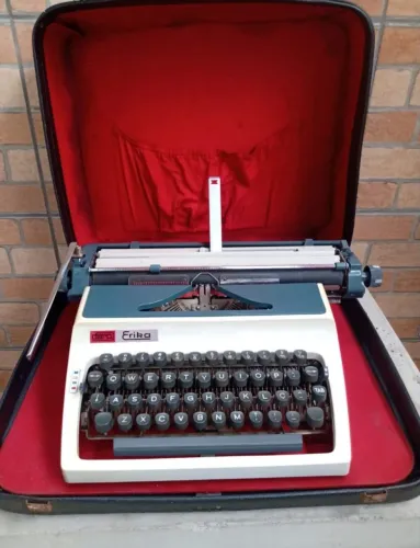 Máquina de escrever vintage Daro Erika