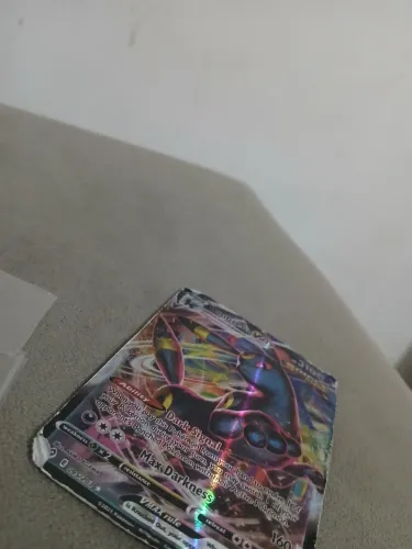 Umbreun V max carta pokémon com sleeve