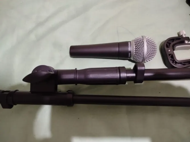 Microfone com pedestal