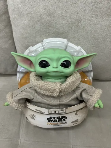 Baby Yoda/Grogu original de 28 cm e com caixa plástica 