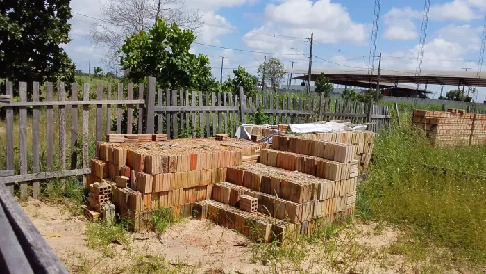 Tijolos vendo 2 mil tijolos de 6 furus para pegar no lugar 600