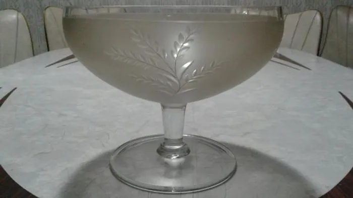 Centro de mesa (Calice) Em cristal lapidado e jateado. Antigo.