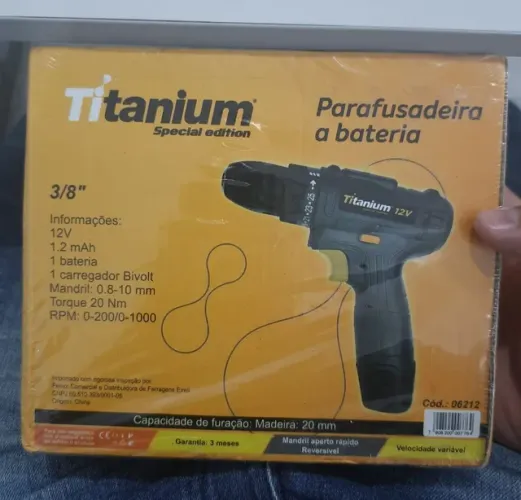 Parafusadeira e furadeira recarregável 12V Titanium 