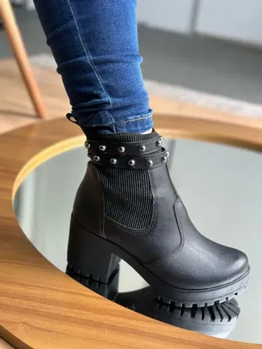 Bota Coturno Preto Tratorado com tiras removíveis 