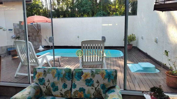À venda em Florianópolis! Deck com piscina, churrasqueira e 3 quartos - Bairro Ribeirão da