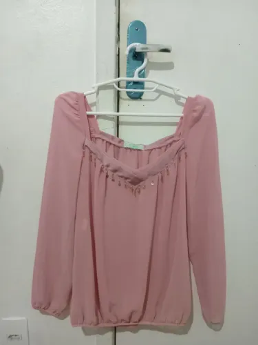 Blusa com leve transparência e bordado de lantejoulas