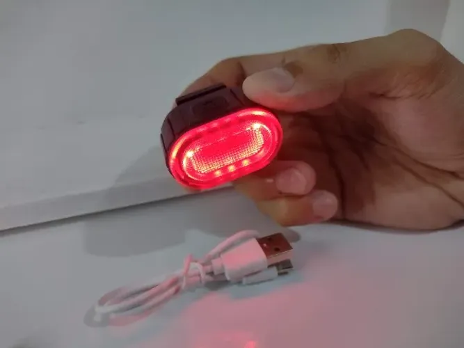 Iluminação LED traseiro para bicicleta - Luz Vermelha - Recarregável - USB - Nova