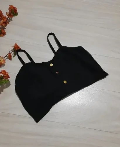 Cropped de alcinha preto.<br>