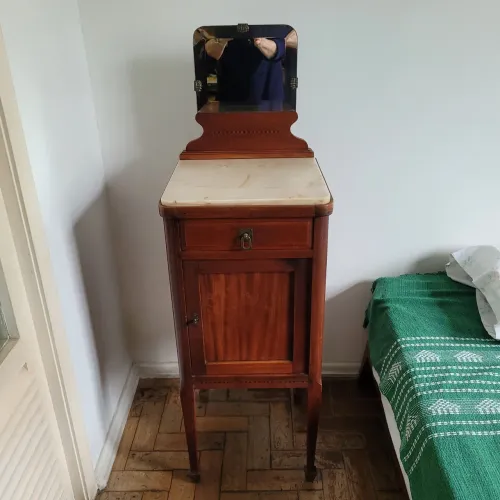 Mesa de Cabeceira com espelho