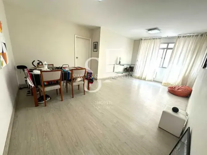 Tijuca - Rua Oliveira da Silva. Apartamento amplo, 3 quartos, suíte. 1 vaga, prédio com pi