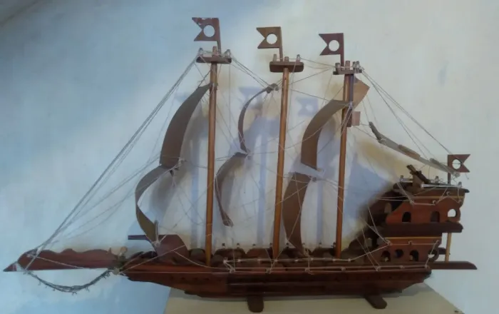Barco Veleiro antigo pirata de Madeira Maciça. 