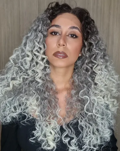 Peruca lace front cacheada longa grisalha longa fibra futura