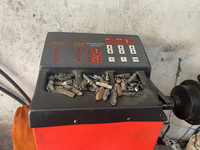 Máquina balanceadora de pneus