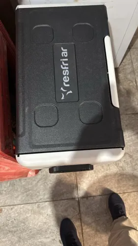 Geladeira portatial Gelopar 306L quadrivolt semi-nova