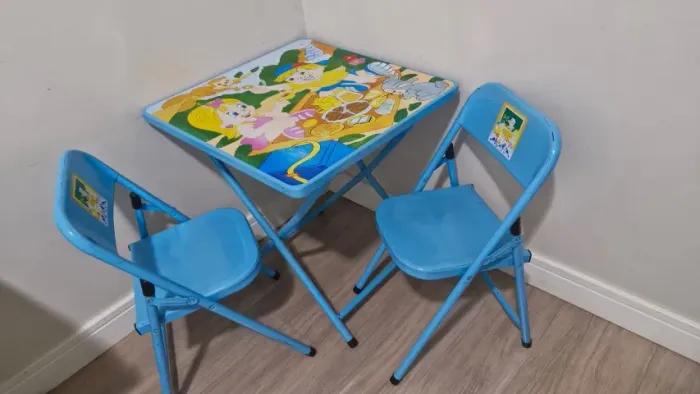 Vendo mesinha infantil de metal com duas cadeirinhas por 120,00