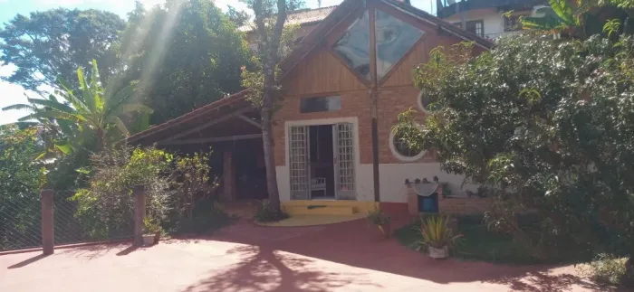C601 - Imóvel com três casas em local arborizado