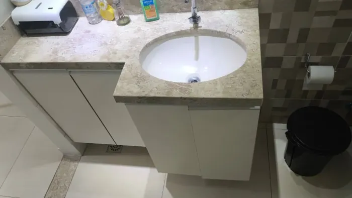 Bancada em mármore cim armário