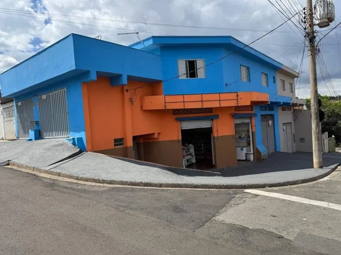 4 Salões comerciais + 3 Casas de esquina à venda