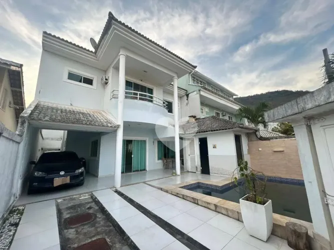 Condomínio Mont Serrat 2 - Casa Duplex com Piscina e Churrasqueira em condomínio fechado.