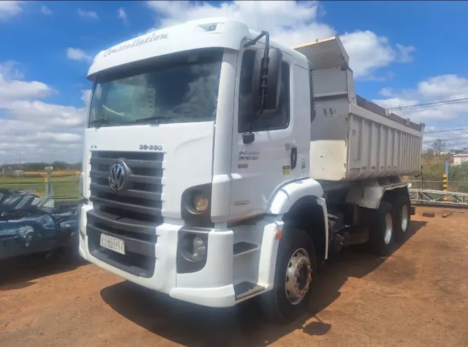 Volkswagen 26-260 ano 2012, 6x4, com caçamba Rossetti de 12 ?, em SP