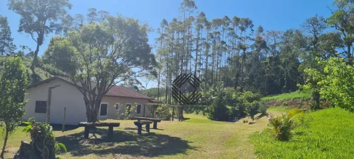 Sítio com 4 quartos, sendo 1 suíte, churrasqueira, lago para pesca à venda, 252000 m² por 