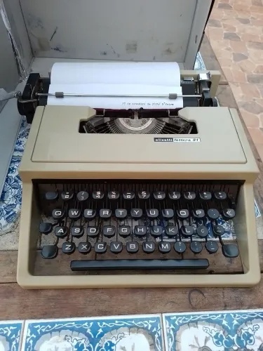 Máquina de Escrever Olivetti Lettera 31, boa