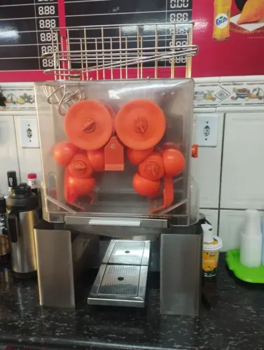 Máquina de Suco de Laranja Natural..Extrator de Suco de Laranja Industrial Funcionando..