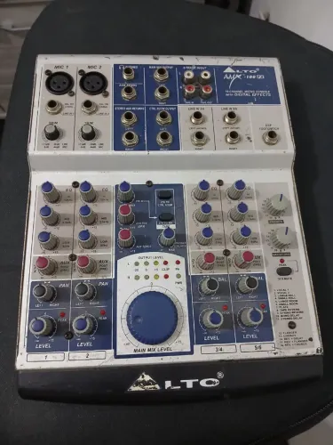 Mesa de Som Alto com efeito de voz