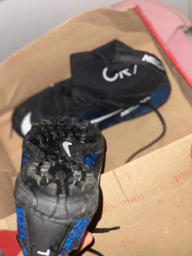 Vende-se chuteira da Nike cr7 society nova nunca foi usada 