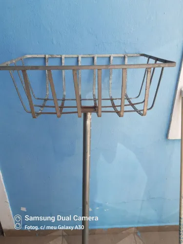 Vendo uma lixeira de rua 