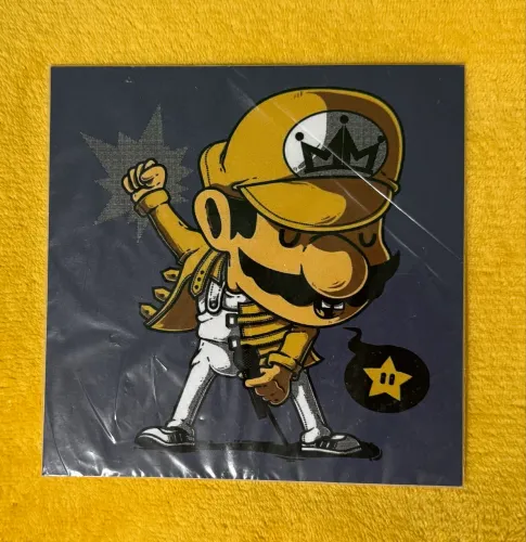 Placa com adesivo do Mario Freddie Mercury