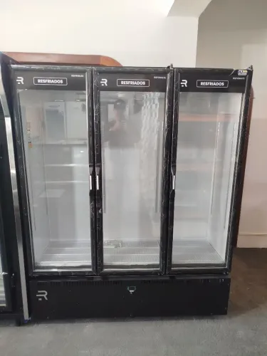 R1 Expositora 3 portas para bebidas Refrimate