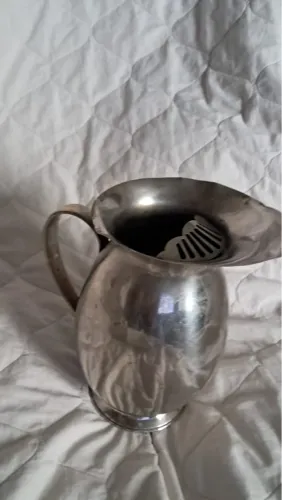 Jarro de metal para servir