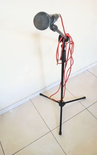 Vendo pedestal hércules com microfone beringer 