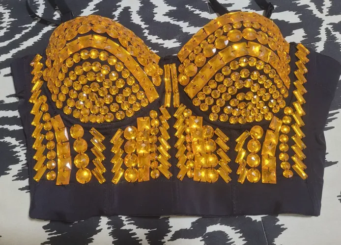 Top cropped feminino com pedrarias douradas