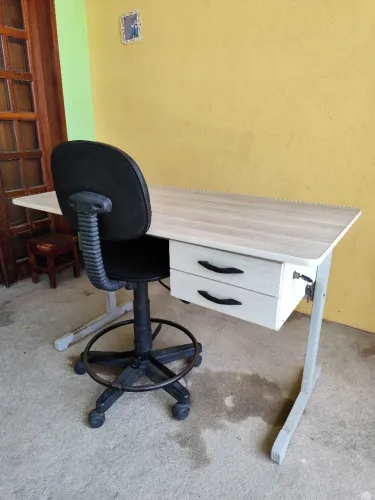 Mesa de escritório com gavetas e cadeira