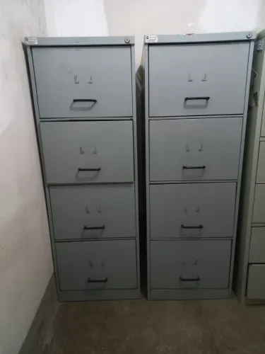 Arquivo de Aço com 4 Gavetas em Ótimo Estado.