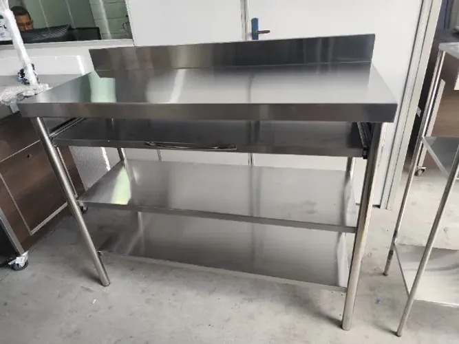 Mesa Inox 1,10x0,70 com prateleira lisa ou gradeada