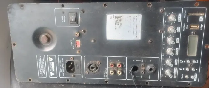 Precisa de reparos na placa. Só tem uma Placa de áudio. precisa de manutenção.