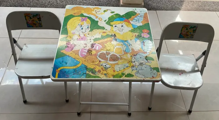 Mesa infantil dobrável com 2 cadeiras.