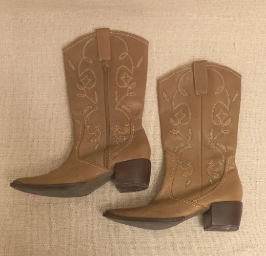 Bota Couro com bordados Pouco Uso