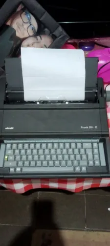Máquina de escrever elétrica Olivetti anos 90
