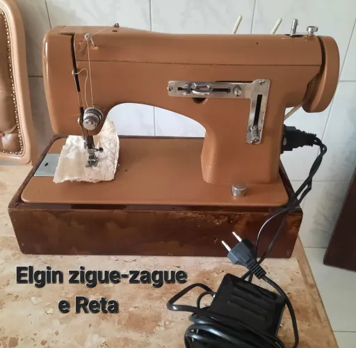 Máquina de Costura Elgin 