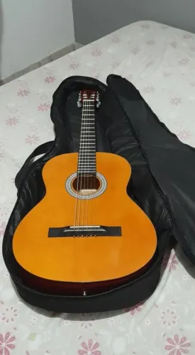 Violão semi novo, usados pouquíssimas vezes. Está em perfeito estado! 